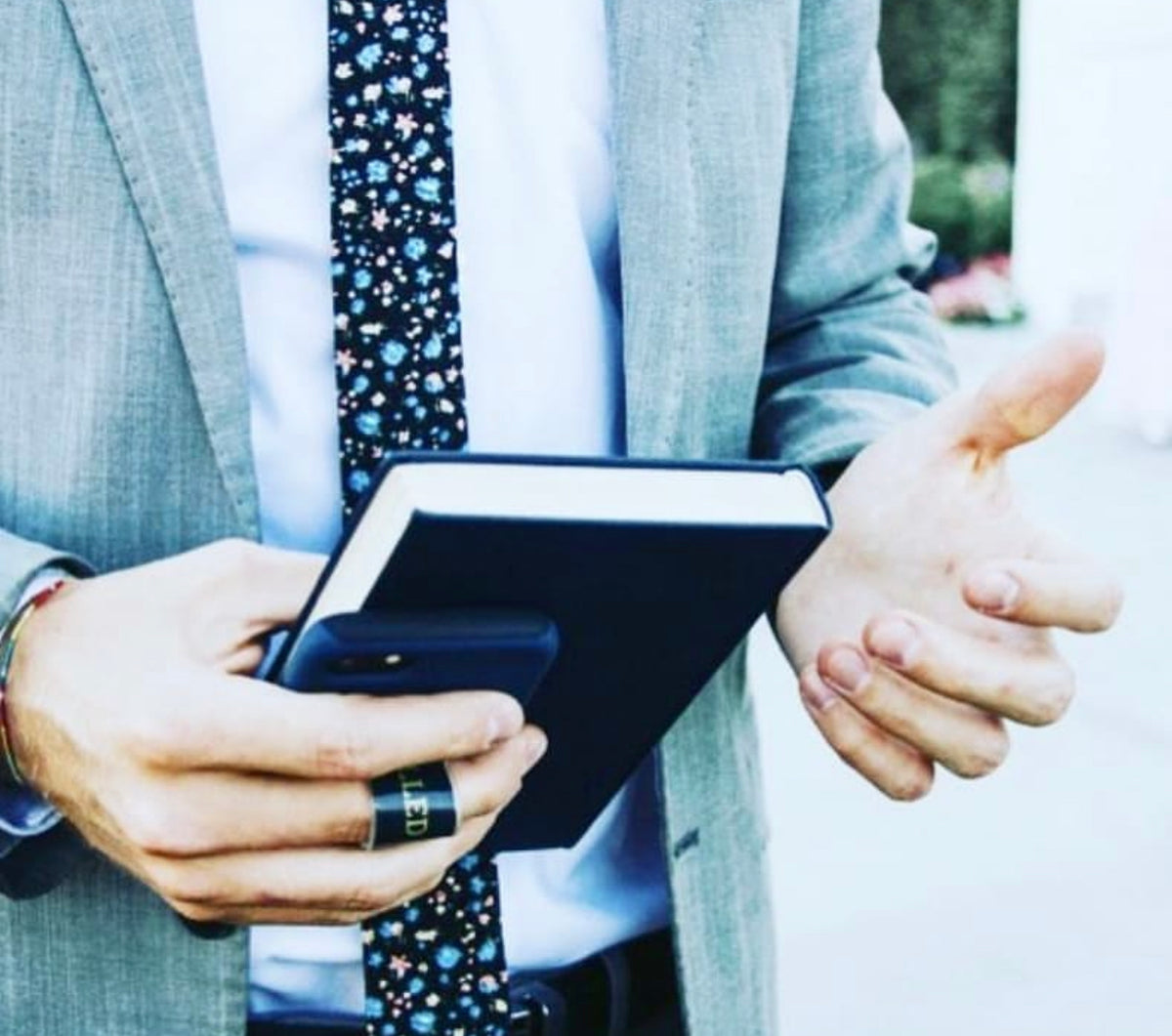 The Mission Loop Interchangeable Single Pack (1 Base + 1 Loop) | Phone Grip and Kickstand